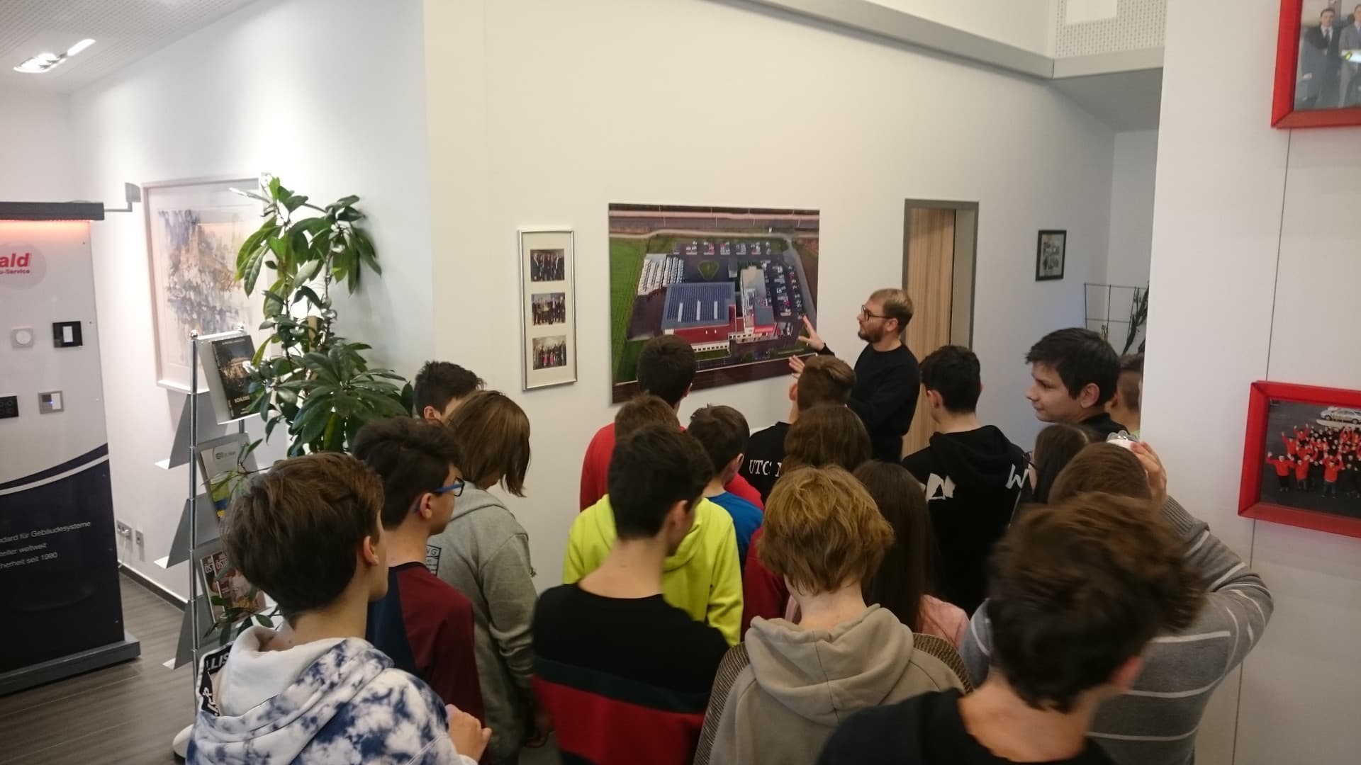 Company tour with the St. Leonhard/Forst secondary school