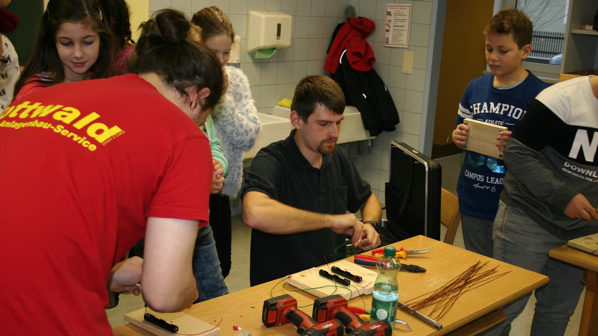 "Hot wire" game at Melk primary school