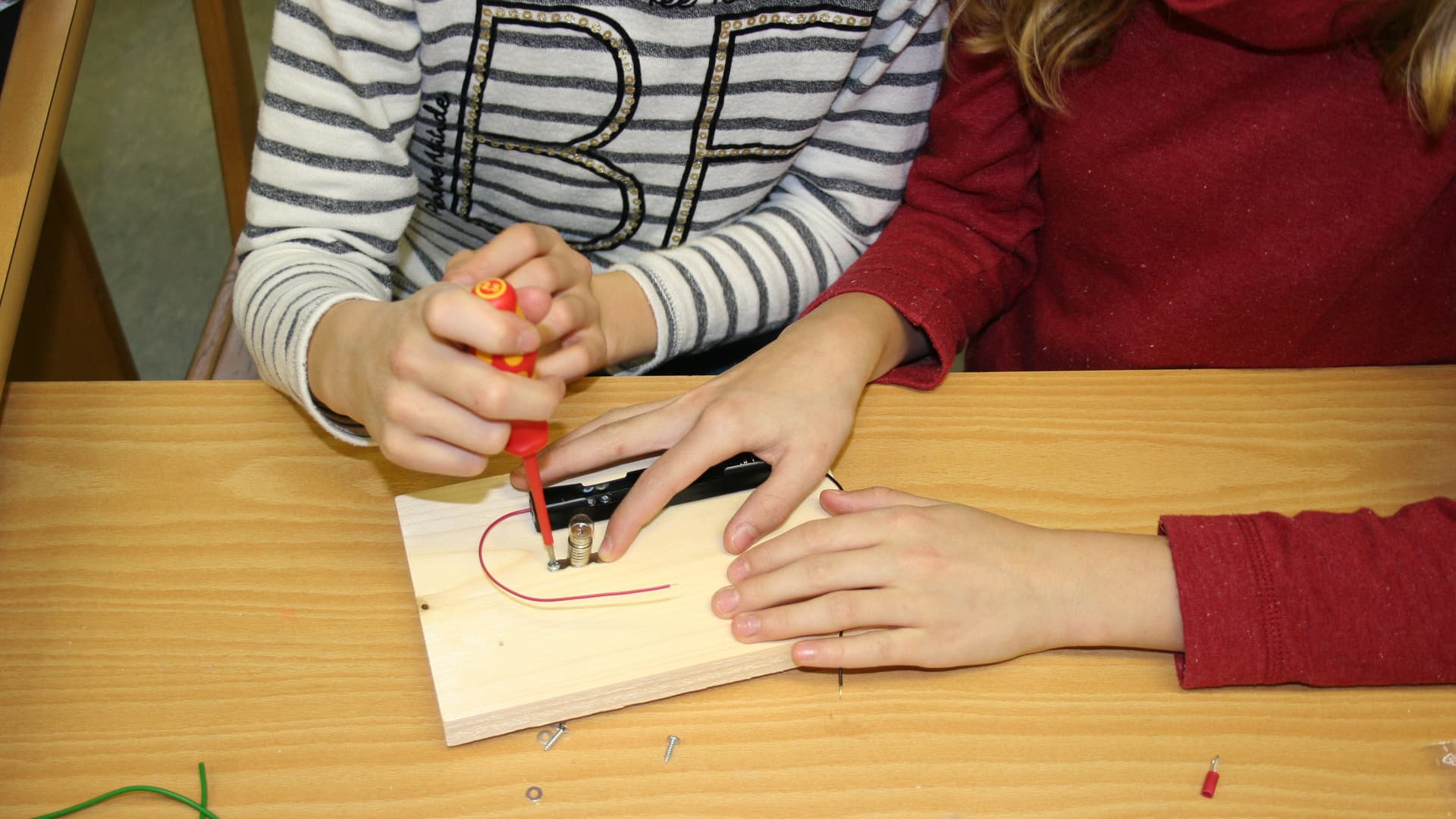"Hot wire" game at Melk primary school