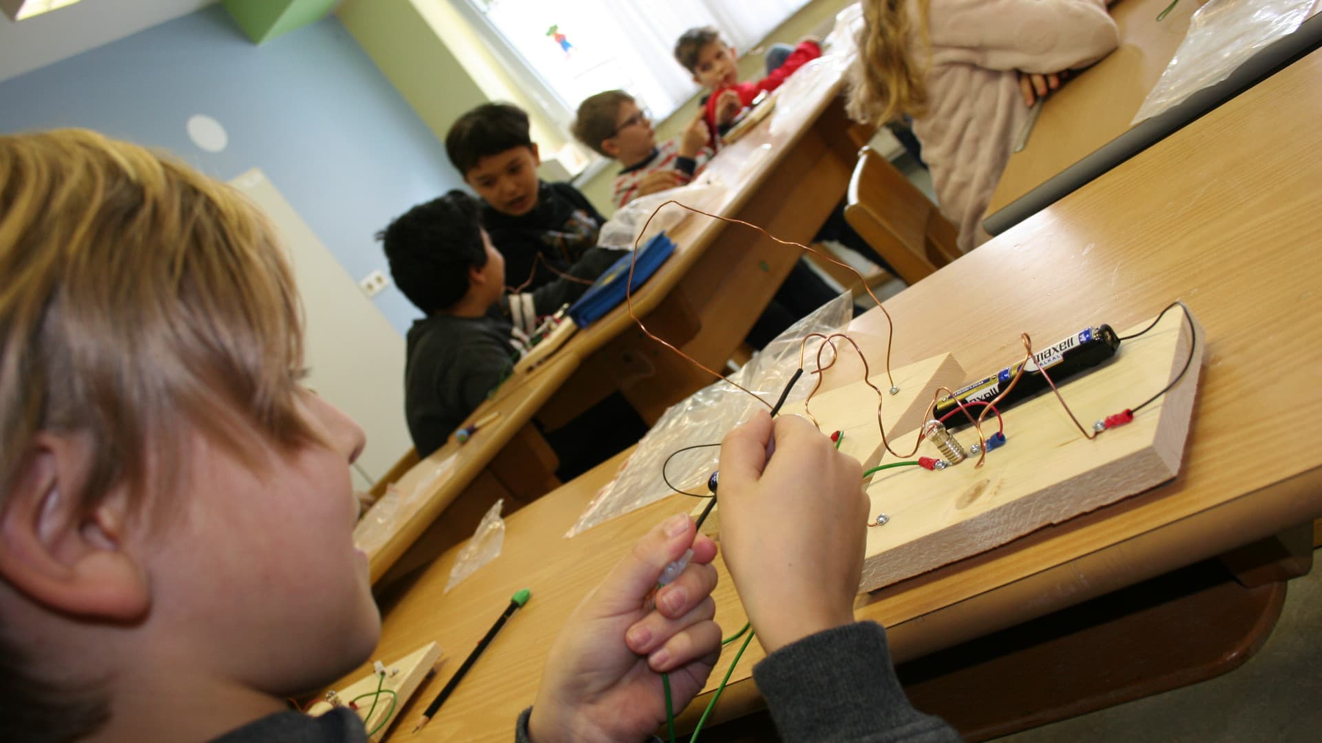 "Hot wire" game at Melk primary school