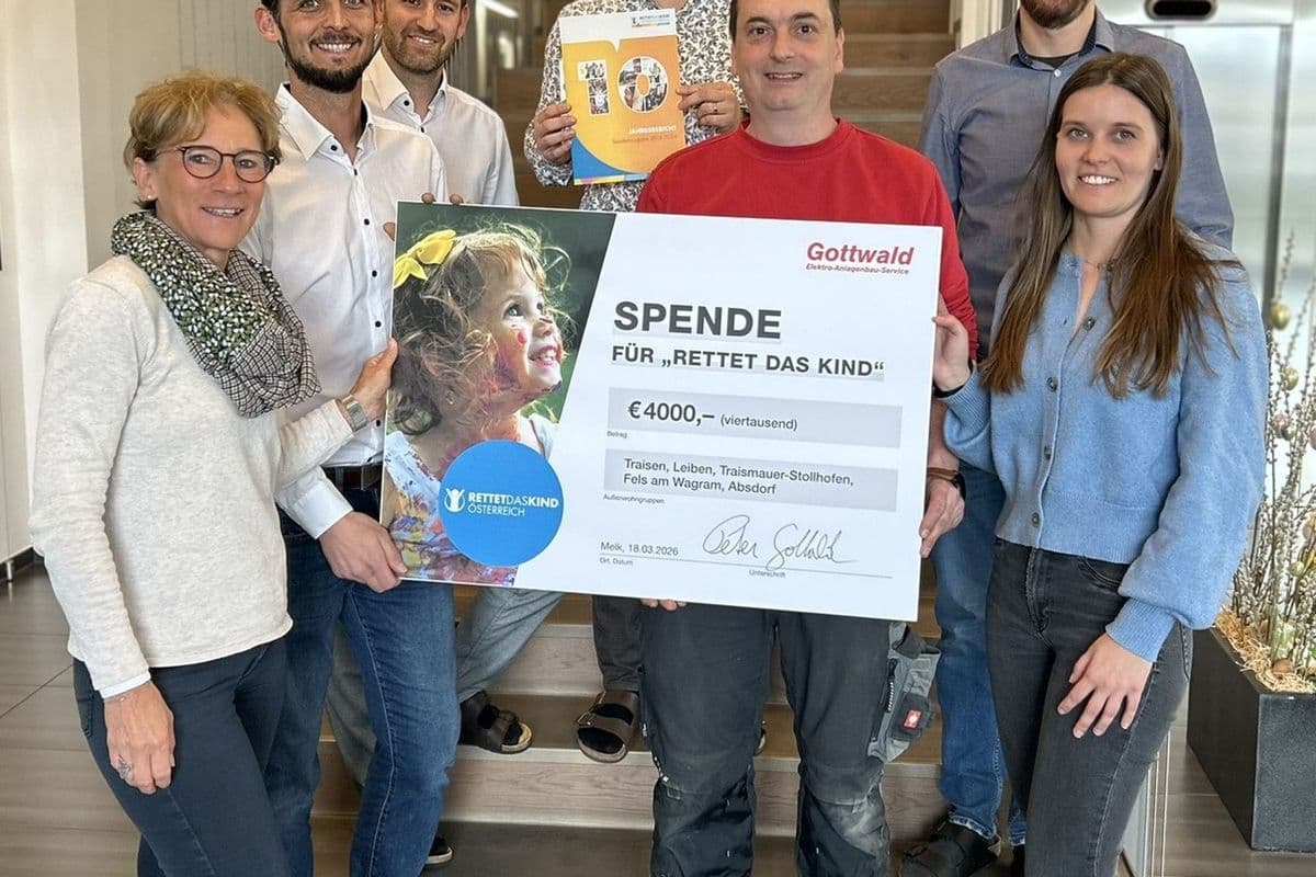 Handing over the donation to Rettet das Kind NÖ