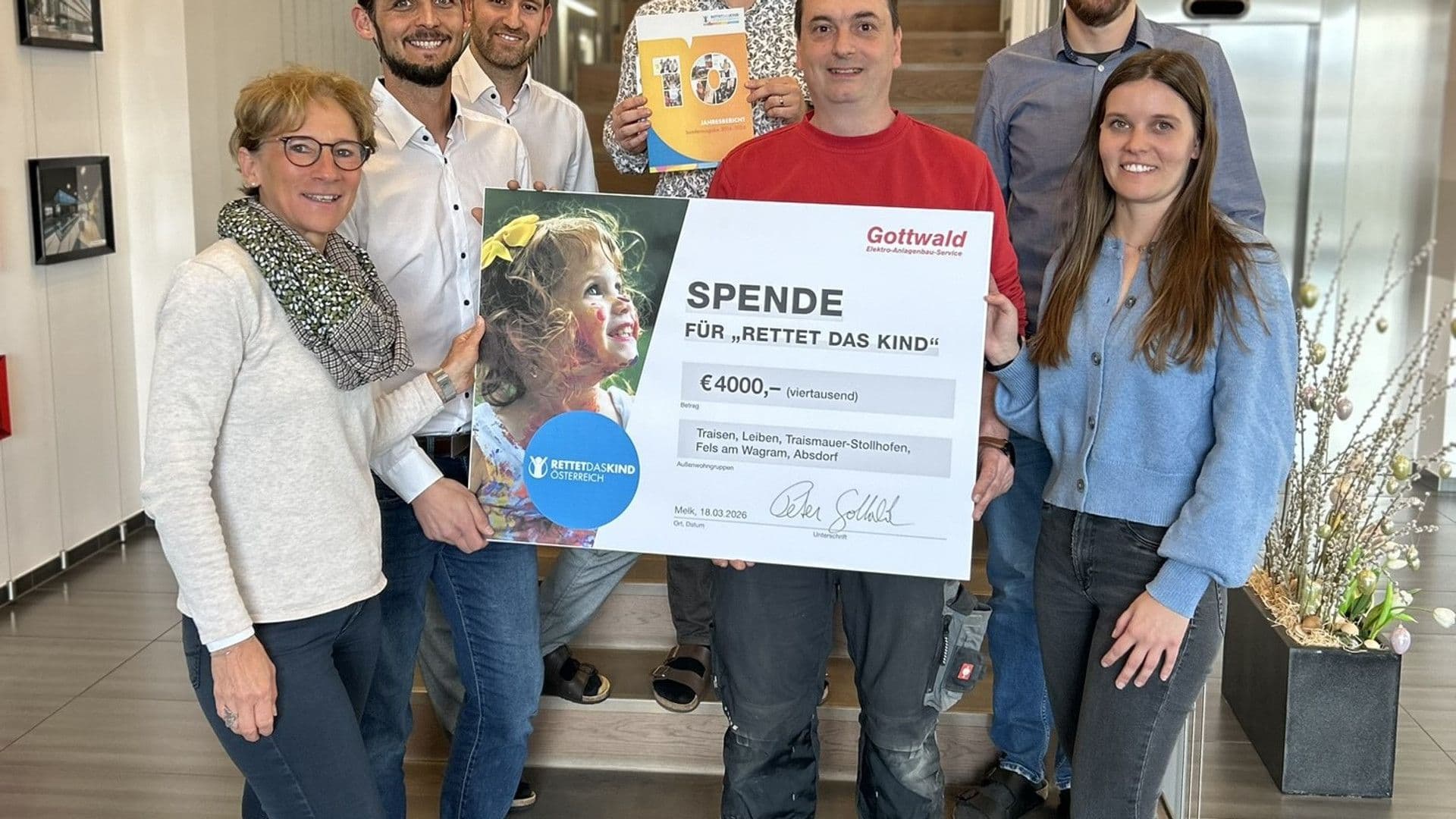 Handing over the donation to Rettet das Kind NÖ