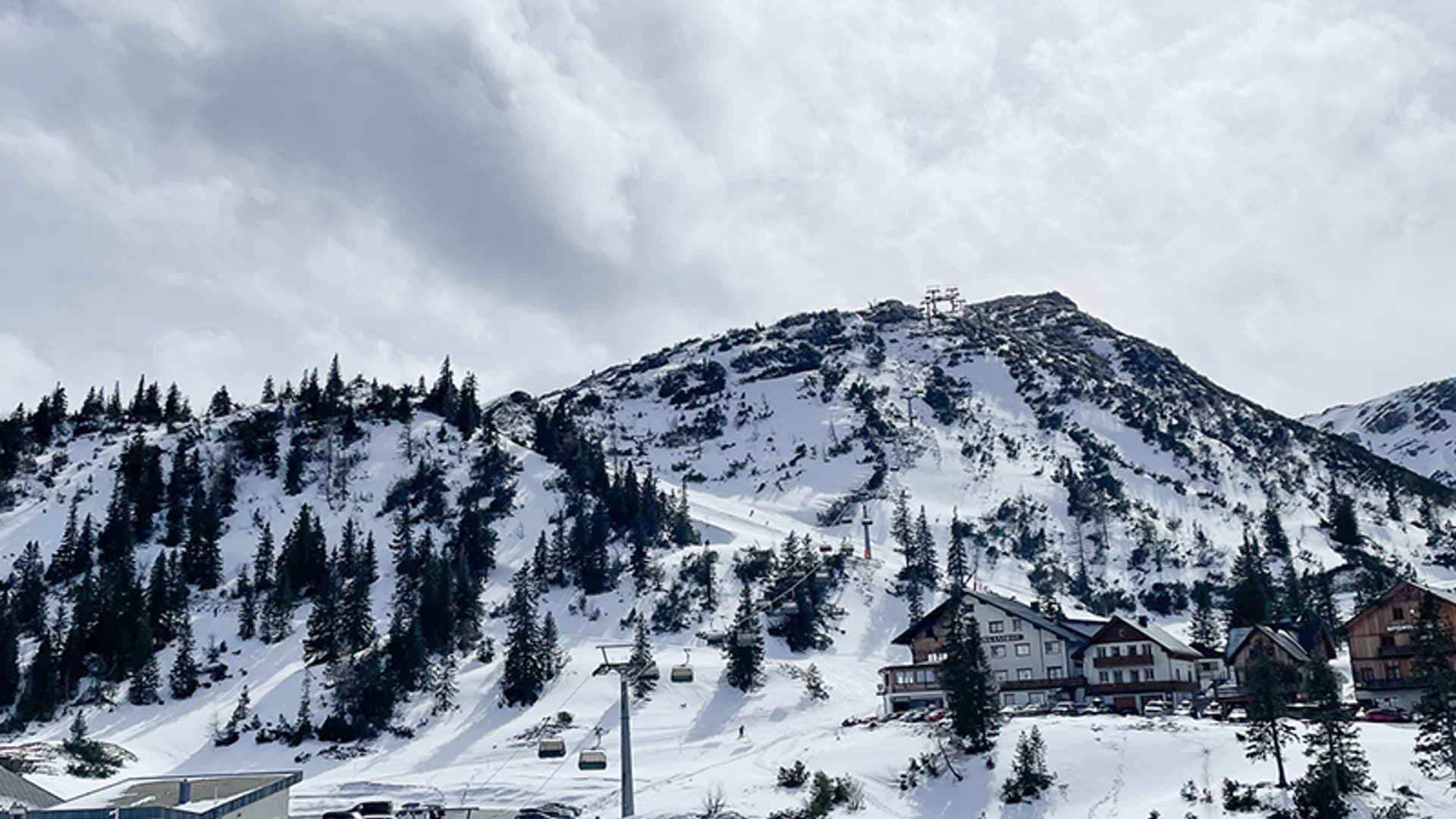 Meeting up in the mountains – skiing and après-ski